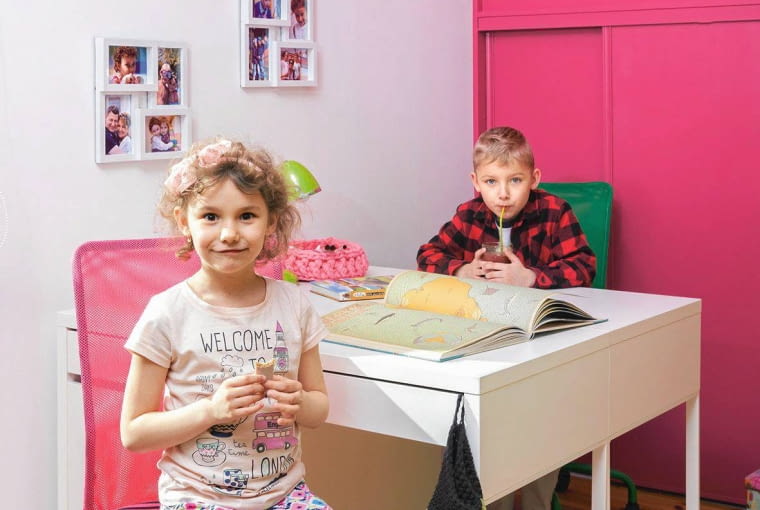 PO ZMIANIE. Dzieci mają identyczne biurka, ustawione do siebie plecami. Takie same są również krzesła i lampki, ale różnią się kolorami. pokój dziecięcy, aranżacje wnętrz
