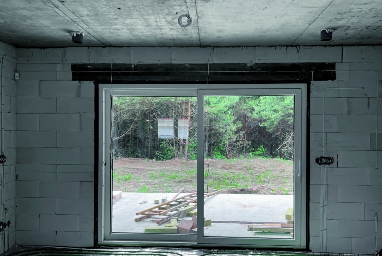 Nadproże żelbetowe przygotowuje się z mieszanki betonowej oraz metalowego zbrojenia. Do utworzenia niezbędna jest forma z desek, sklejki lub wodoodpornych płyt OSB