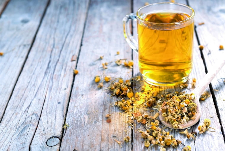 Napar z suszonych kwiatów rumianku.