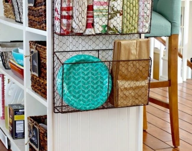 W małych wnętrzach nie można sobie pozwolić na marnowanie miejsca. Dosłownie każdą przestrzeń można wykorzystać. Wystarczy zawiesić dopasowany rozmiarem organizer.