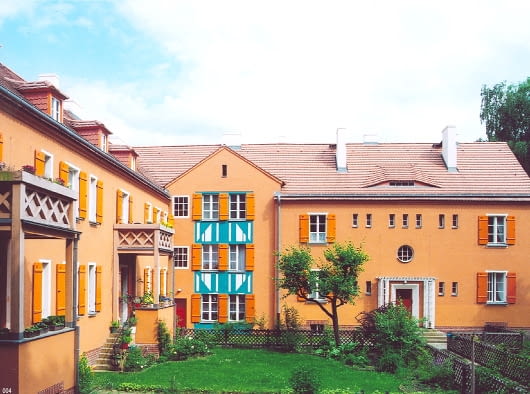 Osiedle Leśne w Berlinie - 'Chata wuja Toma' (Waldsiedlung Onkel-Toms-Hütte), 1926-1931. Od końca lat siedemdziesiątych stopniowo przywraca się pierwotne detale i kolory domów. Odrestaurowano większość domów bruno taut, Osiedle Leśne w Berlinie - 'Chata wuja Toma' (Waldsiedlung Onkel-Toms-Hütte), 1926-1931