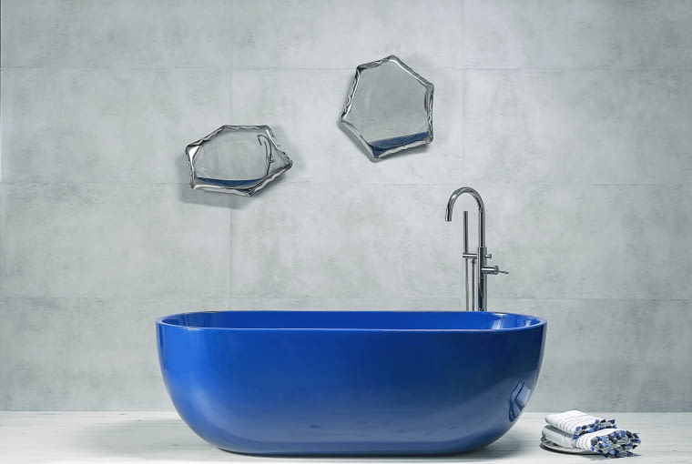 Niebieska wanna świetnie komponuje się w minimalistycznych, ale też klasycznych wnętrzach, dodając im głębi i stając się głównym punktem aranżacji