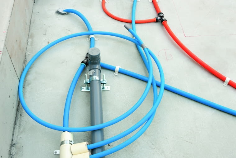 Przyłącza budowlane możemy zgodnie z prawem wykonać na trzy sposoby – na podstawie pozwolenia na budowę, ze zgłoszeniem lub bez pozwolenia i bez zgłoszenia