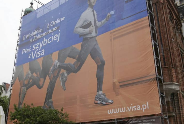 Nielegalna reklama na Złotej Bramie 04.06.2013 Gdansk . Nielegalna reklama na Zlotej Bramie . Fot. Dominik Sadowski / Agencja Gazeta SLOWA KLUCZOWE: Bon Jovi