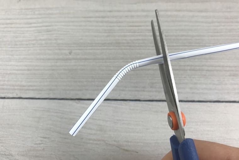 Utnij słomkę ok. 1 cm od zgięcia. Jak zabezpieczyć otwarte opakowanie jogurtu?