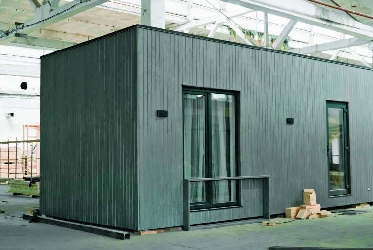 Budownictwo modułowe jest bardziej zaawansowane technologicznie –  zawiera te elementy,  które w typowej prefabrykacji wymagałyby jednak pracy innych montażystów i instalatorów Budownictwo modułowe jest bardziej zaawansowane technologicznie –  zawiera te elementy,  które w typowej prefabrykacji wymagałyby jednak pracy innych montażystów i instalatorów