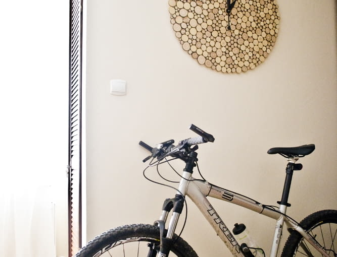 Zegar Little od Woodlovers zegar, drewno, surowe drewno, drewniany zegar, zegar z surowego drewna, woodlovers, little