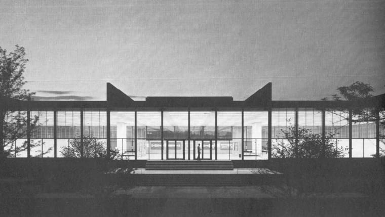 Jeden z 22 budynków projektu Mies van der Rohe na terenie kampusu IIT - siedziba Szkoły Architektury, zwana Crown Hall z lat 1950-56 modernizm, mies van der rohe, wieżowiec, usa, architekt