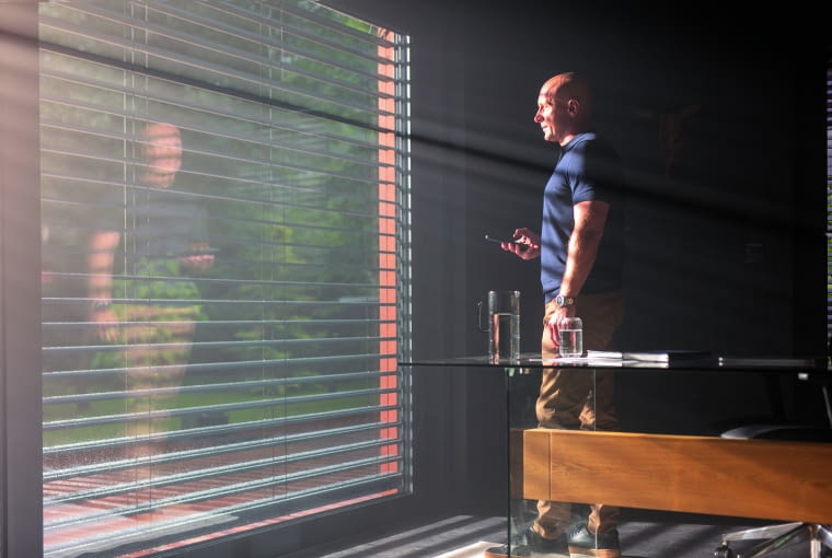 Zewnętrzne osłony przeciwsłoneczne pozwalają kontrolować dopływ światła do wnętrz i tym samym uniknąć ich przegrzania