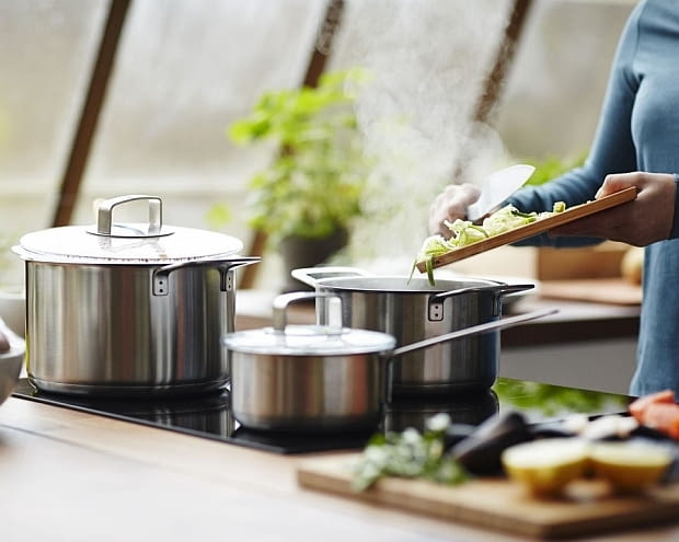 IKEA 365+. Garnek z pokrywką ze stali nierdzewnej i szkła (pojemność 5 l). Cena: 119 zł. IKEA, naczynia z ikea, 365+, garnki, nowości, sztućce
