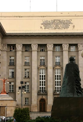 Gmach widziany od Placu Sejmu Śląskiego, na pierwszym planie pomnik Wojciecha Korfantego Katowice, budynek, modernizm, Śląsk, architektura, największe, Polska, publiczne