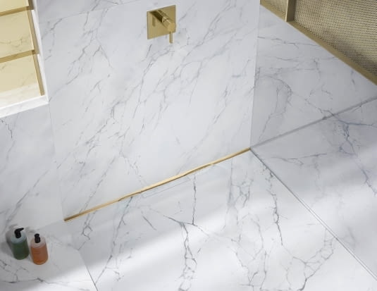 Ten model wyróżnia się minimalistycznym designem i zintegrowanym spadkiem, który skutecznie odprowadza wodę do otworu odpływowego, CeraWall