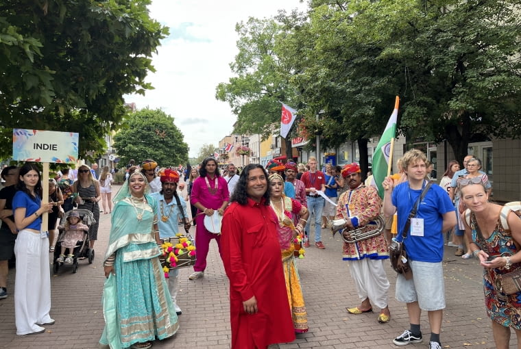 Kolorowa parada na ulicach Grodziska – grupa z Indii - Bollywood Masala Orchestra Kolorowa parada na ulicach Grodziska – grupa z Indii - Bollywood Masala Orchestra