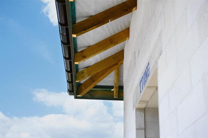 WYKONCZENIE OKAPOW DACHOWYCH - OKAP BEZ PODBITKI FOT. WIESLAW RUDOLF PUBLIKACJA LADNY DOM NR 5 (67) - 5.2004