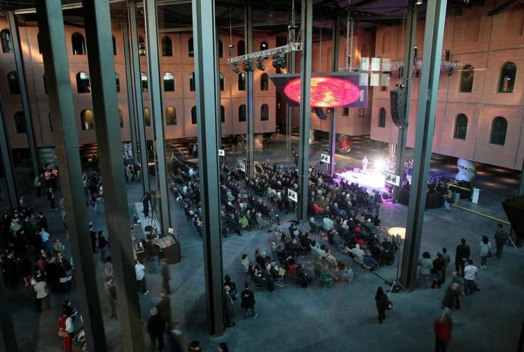 W Bilbao w maju tego roku otwarto AlhóndigaBilbao - nowe centrum kulturalne, które zaprojektował najsłynniejszy designer na świecie - Phillippe Starck. Francuski projektant dokonał całkowitej przebudowy dawnych magazynów na wino, zwanych właśnie Alhóndiga, których ceglane mury wzniesiono w 1909 roku. architektura, top 10, hiszpania, frank gehry, bilbao, budynek