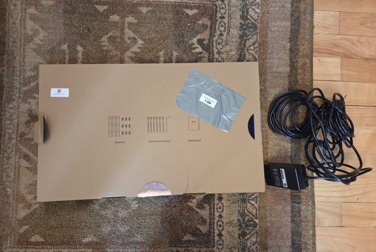 Odzielnie spakowane są narzędzia do montażu bazy i kabel zasilający bazę Odzielnie spakowane są narzędzia do montażu bazy i kabel zasilający bazę