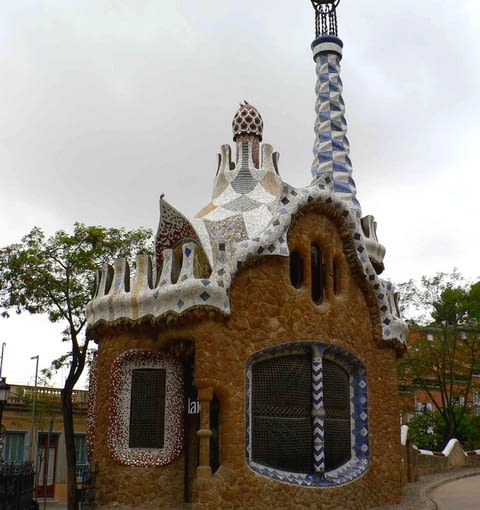 W Parku Güell zachował się dom, w którym mieszkał Gaud~ nim przeprowadził się w pobliże Sagrada Familia. Mieści się tam muzeum obecnie artysty. Od 1984 roku Park Güell znajduje się na Liście Światowego Dziedzictwa UNESCO. jean nouvel, herzog and de meuron, antonio gaudi, architektura, top 10, santiago calatrava, barcelona, hiszpania