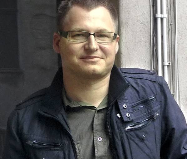 Architekt Michał Lipski, autor projektu Jest właścicielem biura 'A-ZERO Pracownia Projektowa', projektującego budynki mieszkalne i użyteczności publicznej. - 'Staram się tworzyć domy będące czymś więcej niż tylko 'opakowaniem' funkcji, które mają pełnić. Myślę, że zadowalający efekt można uzyskać jedynie szukając indywidualnych rozwiązań'.