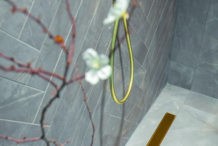 Stal, ze względu na swoją trwałość oraz uniwersalną, odporną na zmieniające się trendy estetykę, znakomicie pasuje do różnych stylów łazienek, ShowerDrain C