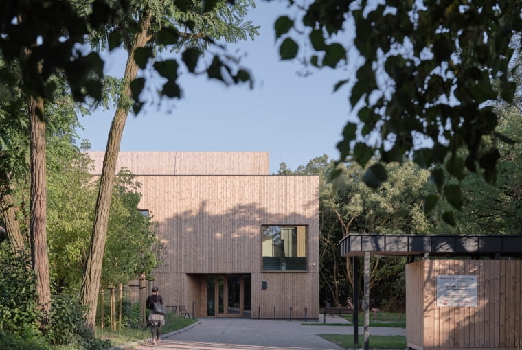 Biblioteka na warszawskiej Białołęce, przy ulicy Kłosowej 6A. Proj. AMBIENT