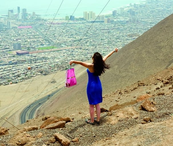 Jordi Colomer En la Pampa (The Pink Bag) 2008 Color light jet print on silver paper 140 x 115 cm Art Collection UniCredit - HypoVereinsbank VG Bild - Kunst, 2011 Photo and courtesy Gallery Traversée, Munich Jordi Colomer En la Pampa (The Pink Bag) 2008 Color light jet print on silver paper 140 x 115 cm Art Collection UniCredit - HypoVereinsbank VG Bild - Kunst, 2011 Photo and courtesy Gallery Traversée, Munich