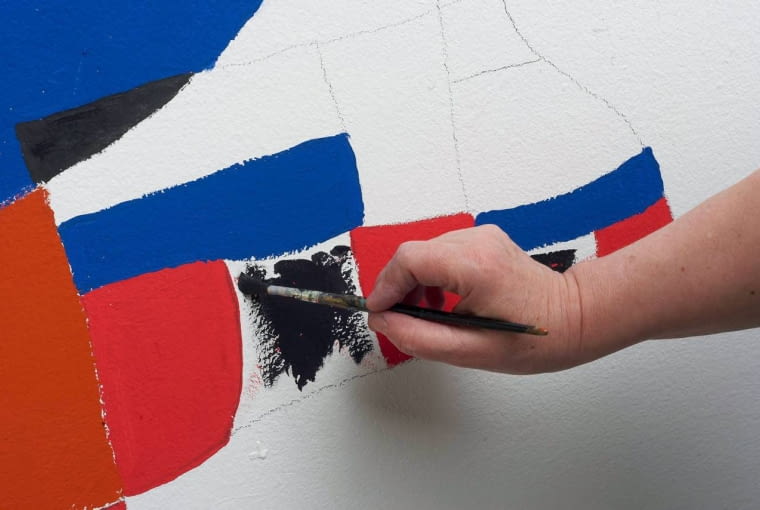 07.06.2006 WARSZAWA , SESJA WNETRZE , SESJA MIRO , MALOWANIE NA SCIANIE STYLIZACJA ELA MATUSZEWSKA DLA CZASOPISMA CZTERY KATY FOT. ARKADIUSZ SCICHOCKI / AGENCJA GAZETA PUBLIKACJA CZTERY KATY NR 8 (178) - 8.2006 SLOWA KLUCZOWE: PLASTYKA WNETRZA ZDJĘCIE DO WKŁADKI: PUBLIKACJA CZTERY KATY NR 8 (178) - CZASOPISMA