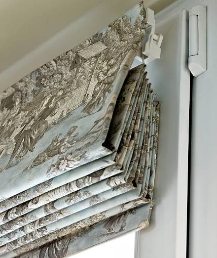 DEKORACJE - OKNA Z ROLETĄ RZYMSKĄ. Długość rolety można swobodnie regulować dzięki specjalnemu mechanizmowi, który montuje się do ściany lub do sufitu. Roletę mocuje się do niego na rzepy.