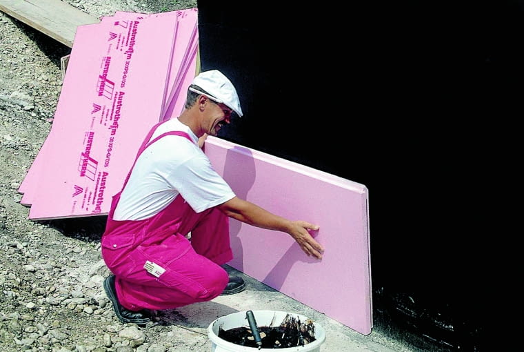 Najważniejszą zasadą prawidłowego ocieplenia fundamentów i piwnic jest otoczenie całego budynku ciągłą warstwą izolacji, aby wyeliminować mostki cieplne