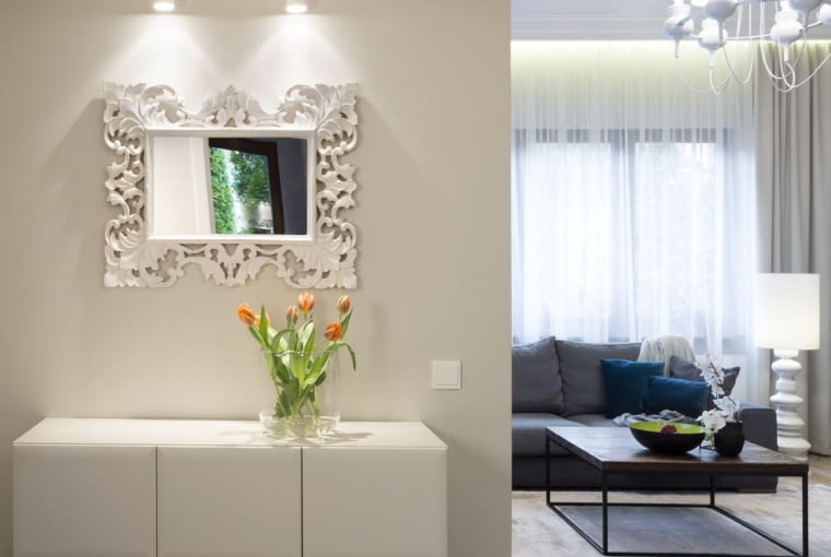 Przedpokój. Minimalizm z nutą glamour w domu we Włocławku