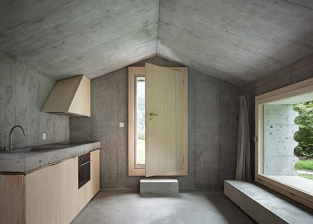 Concrete Cabin - betonowy domek w szwajcarskich Alpach; proj. Nikish Sano Walder Architects dom w Alpach, dom w górach, chatka w górach, domek w górach