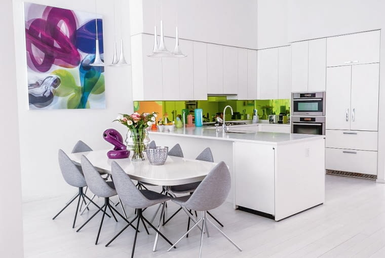 Kuchnia otwarta na jadalnię i salon. wnętrza, karim rashid, design