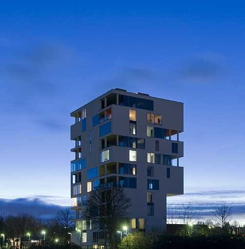 Silos zbożowy zamieniony w blok mieszkalny w duńskim miasteczku Logten. Projekt C. F. Moller Architects we współpracy z Christian Carlsen Arkitektfirma rewitalizacja, adaptacja, beton, dania, blok