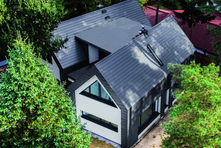 Płaska blachodachówka modułowa, która dzięki prostej i eleganckiej formie doskonale wpisuje się  w nowoczesne trendy architektoniczne