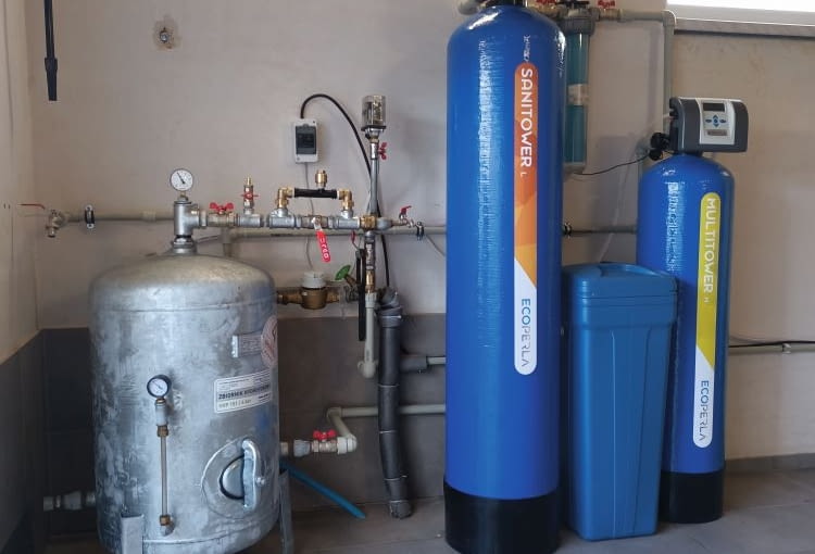 Filtr  wielofunkcyjny  działa na zasadzie  wymiany jonowej.  Podczas tego  procesu  rozpuszczone  w wodzie  zanieczyszczenia  są wymieniane na  jony sodu