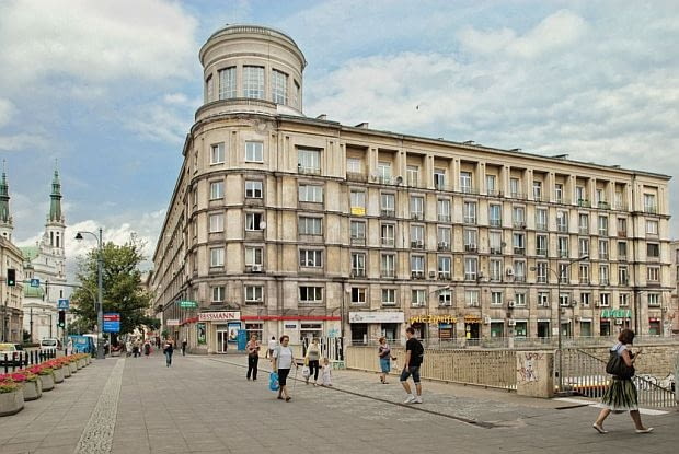 Skrzyżowanie ważnych arterii miejskich - ulicy Marszałkowskiej i alei Armii Ludowej. Zostało ono zaakcentowane dominantą architektoniczną w postaci okrągłego belwederka.