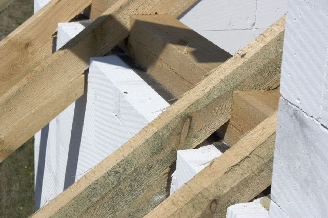 Po ułożeniu krycia dachu (dachówki) od zewnętrznej strony murów koniecznie będzie ułożenie izolacji termicznej - wełny mineralnej lub styropianu murłata,krokwie,konstrukcja dachu,dach