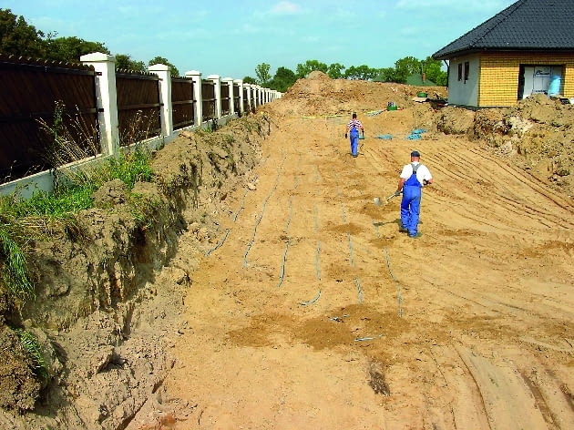 Rozstaw pomiędzy rurami kolektora poziomego powinien wynosić co najmniej 60 cm Rozstaw pomiędzy rurami kolektora poziomego powinien wynosić co najmniej 60 cm