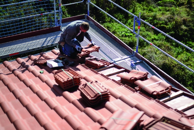 Dachówki skrajne należy przytwierdzić do łat, pozostałe są przeważnie na nich opierane; każdą dachówkę zakładkową trzeba mocować, jeśli nachylenie połaci przekracza 60° Dachówki skrajne należy przytwierdzić do łat, pozostałe są przeważnie na nich opierane; każdą dachówkę zakładkową trzeba mocować, jeśli nachylenie połaci przekracza 60°
