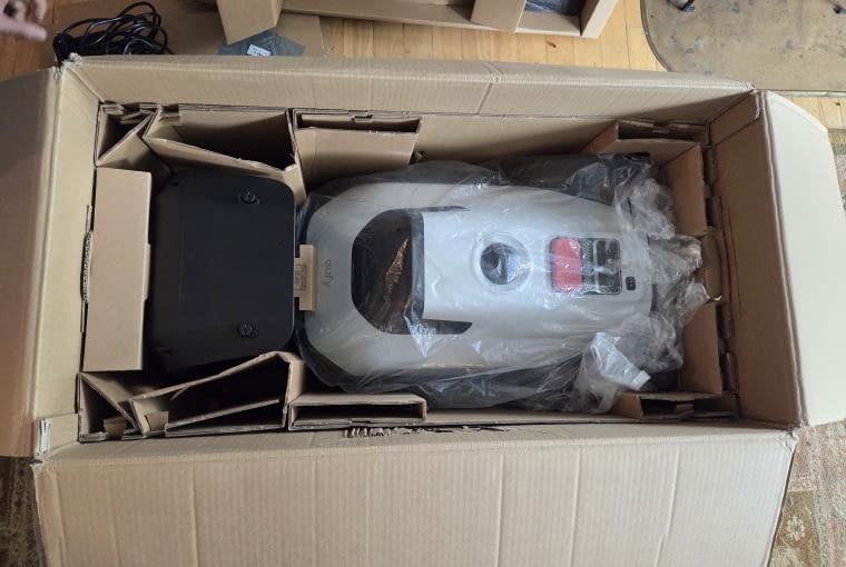 Eufy C15 w kartonie - unboxing robota koszącego Eufy C15 w kartonie - unboxing robota koszącego