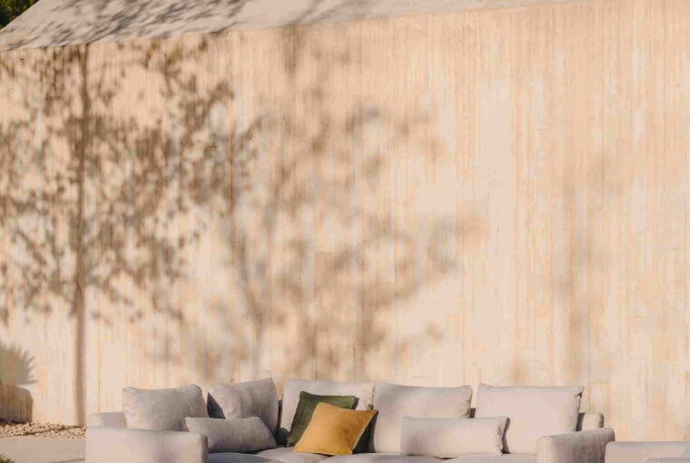 Marka wprowadziła na rynek pierwszą modułową sofę zewnętrzną Sorells.