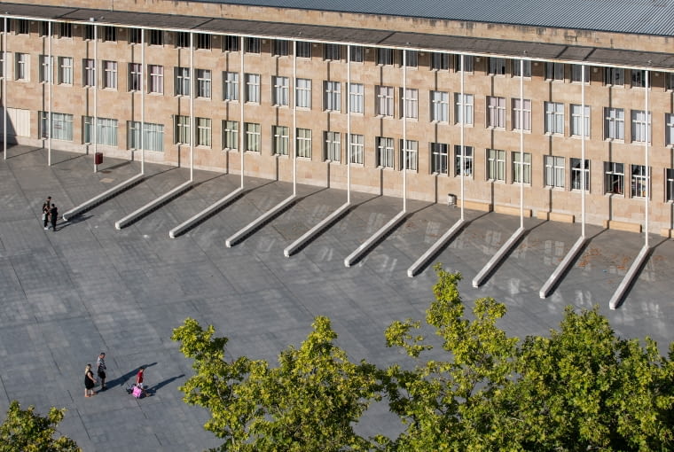 Ławki dla placu ratuszowego w Logrono