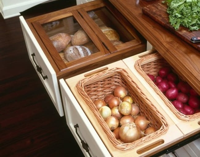 To rozwiązanie sprawdzi się nie tylko w małych wnętrzach. W ten sposób łatwiej przechowywać kłopotliwe produkty spożywcze, które jednocześnie nie wymagają trzymania w lodówce.