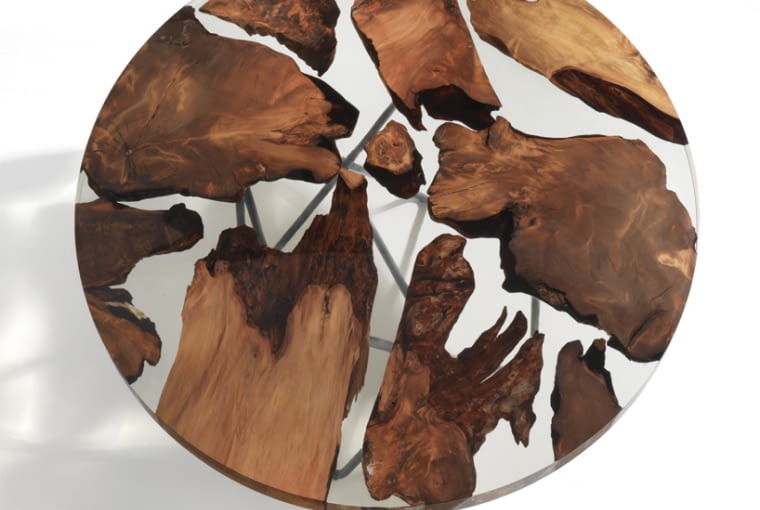 Stół Earth marki Riva 1920. Niezwykły stół z drewnem liczącym 50 tys. lat