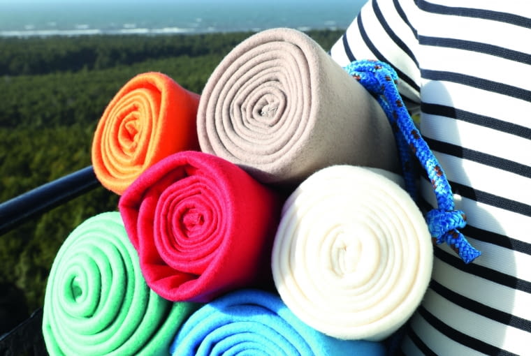 F&F Home: kocyk polarowy, 24,99 zł Letnie dekoracje od F&F Home