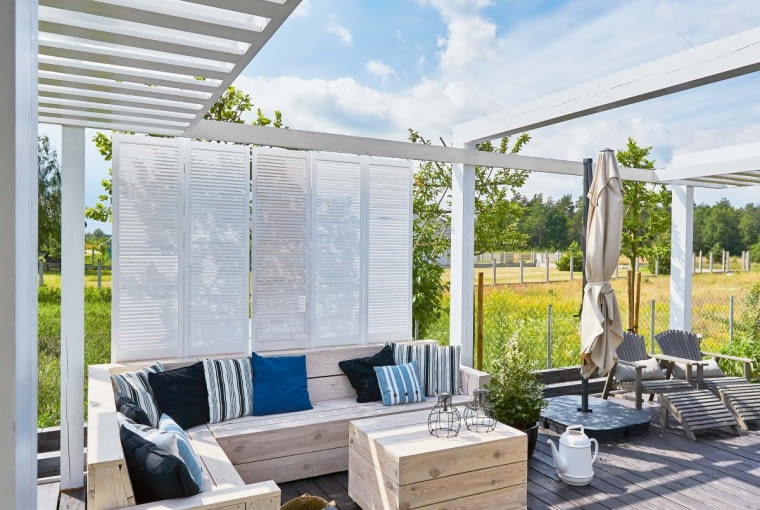 Taras ma 40 metrów kwadratowych i jest pomysłem pani domu. Zrobił go zaprzyjaźniony stolarz, który pomagał również urządzić sklep Joanny. Meble własnego projektu gospodyni zamierza pomalować na biało.