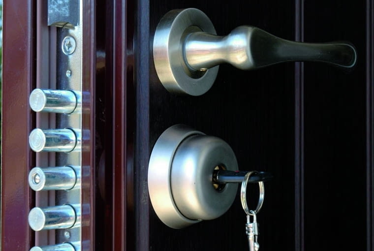 Specjalne zamki do drzwi antywłamaniowych to dodatkowe zabezpieczenie zamki do drzwi antywłamaniowych