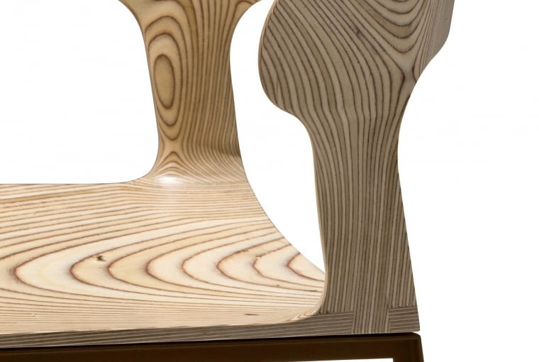 CIEKAWY RYSUNEK. Krzesło Gea zostało zaprojektowane jako mebel do ogrodu, ale może być też ozdobą salonu. Chociaż zostało zrobione ze sklejki, do złudzenia przypomina lite drewno. giorgetti.it