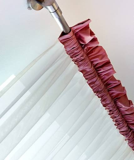 DEKORACJE - NASTROJOWE OKNO NA PODDASZU. Do górnego brzegu zasłonki doszyto suto marszczony tunel z innej tkaniny wykończony falbanką zw. baskinką.