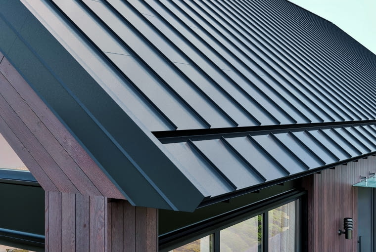 Po przemianach społeczno-gospodarczych blachodachówka wyparła z rynku blachę płaską, jednak dziś ta ostatnia – w postaci paneli – znowu święci triumfy Po przemianach społeczno-gospodarczych blachodachówka wyparła z rynku blachę płaską, jednak dziś ta ostatnia – w postaci paneli – znowu święci triumfy