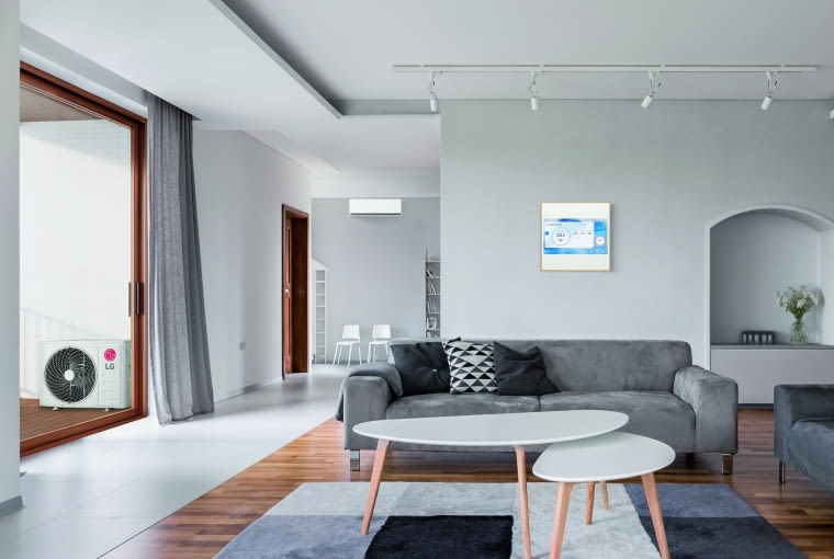 Nowoczesne klimatyzatory ścienne wyróżniają się eleganckim wzornictwem, a jednocześnie zapewniają  domownikom komfortowe warunki podczas upałów